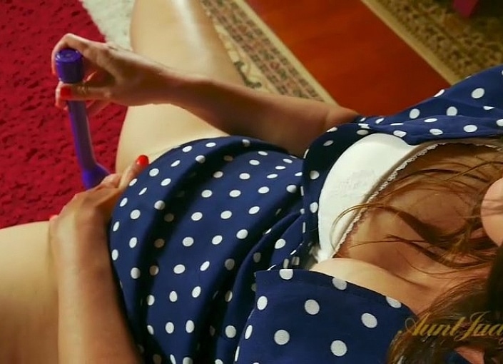 Aynslie Tells a Story About Her Cross Dressing Friend