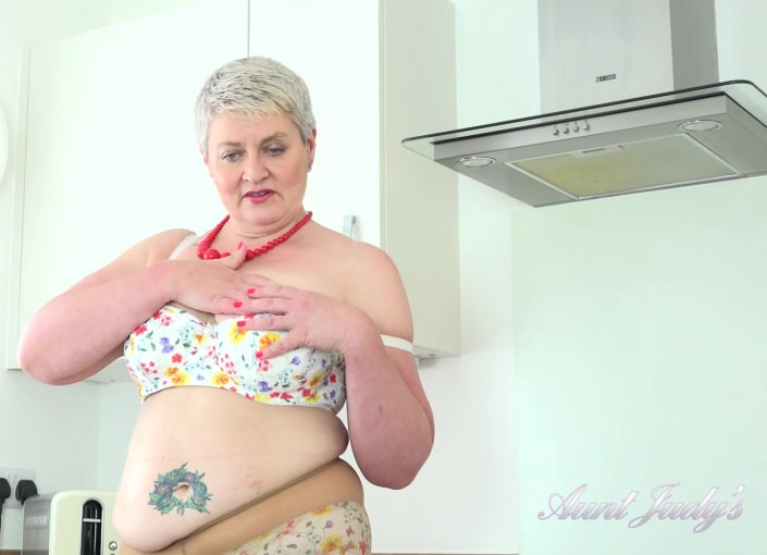 Housewife Candy Masturbates for You in the Kitchen