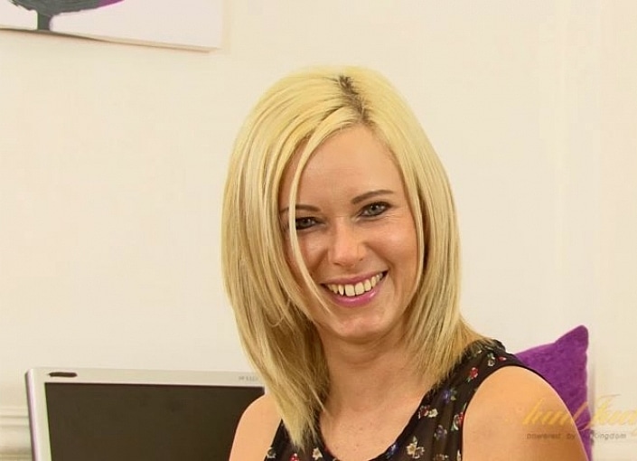 Anna Joy Fingers Her Shaved Snatch After the Interview