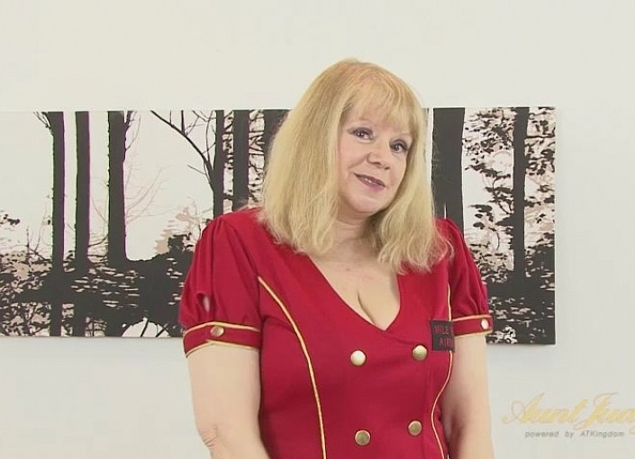 Curvy Blond Amateur Amanda Masturbates