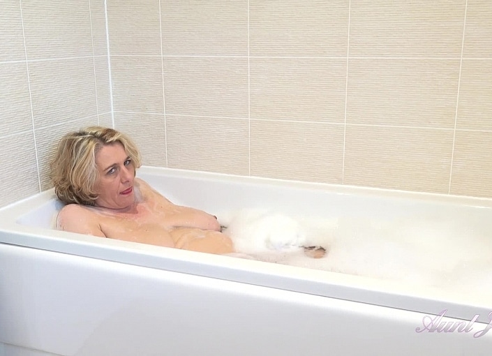 Auntie Camilla Bath Time POV