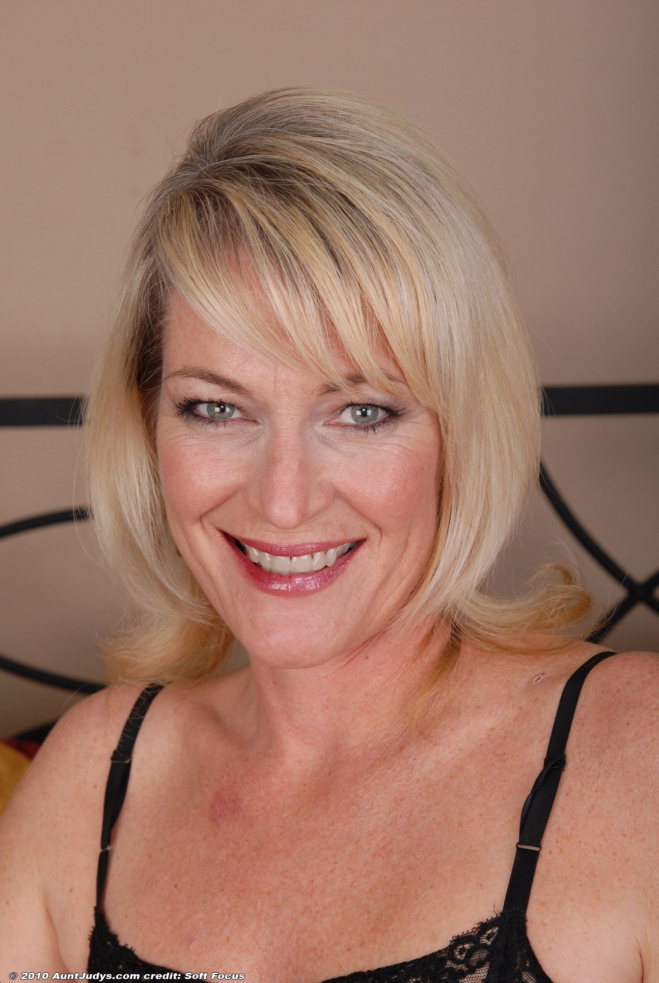 Reife blonde Hausfrau von ihrem Lover gerammelt Reife blonde Hausfrau von ihrem Lover gerammelt